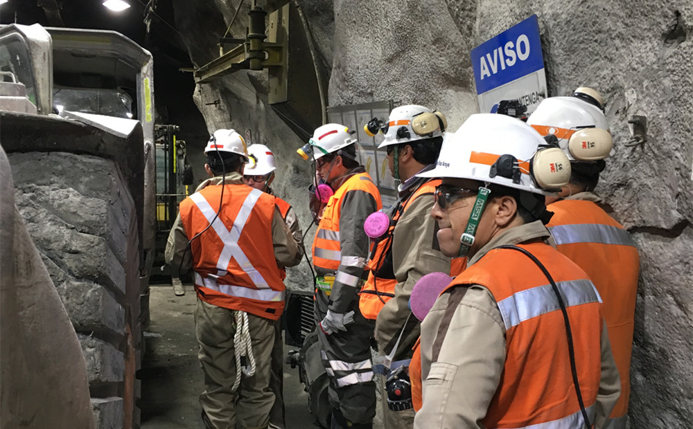 Treinando o cliente do Chile para usar nosso carregador subterrâneo
